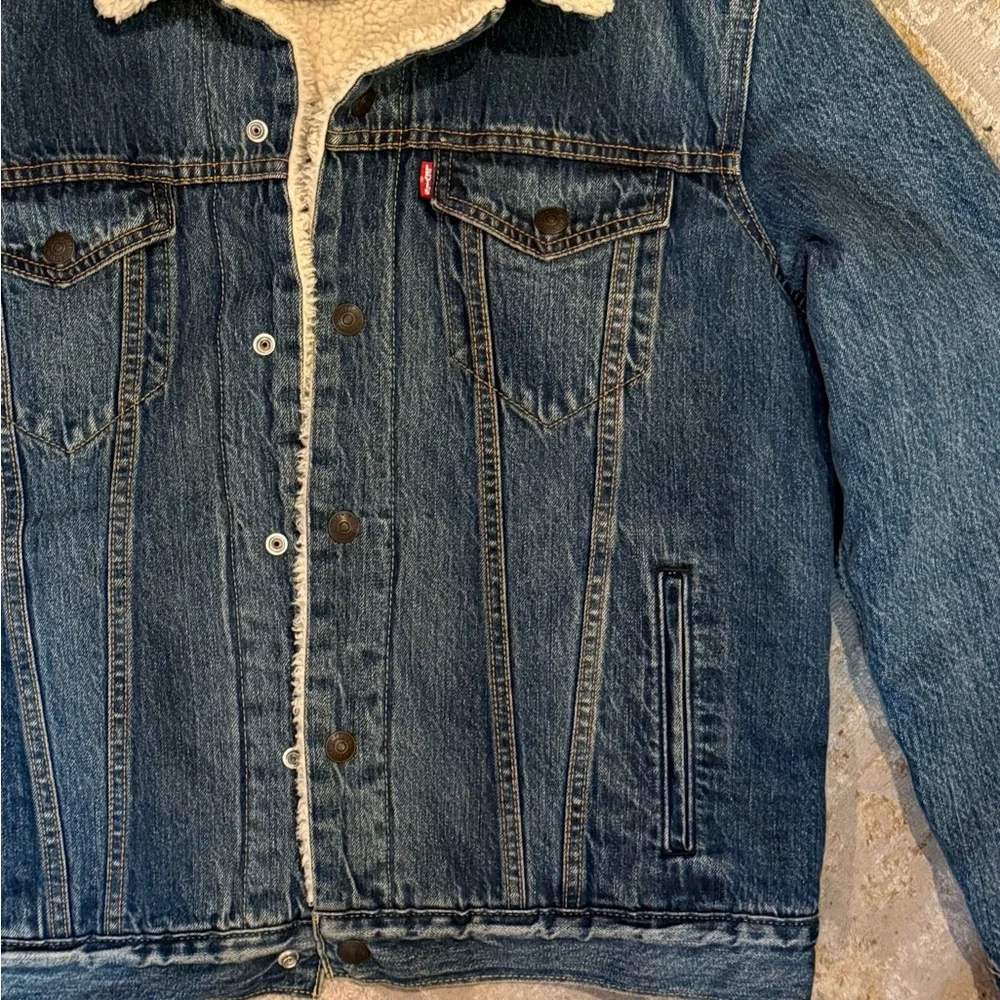 Levi’s Sherpa Lined Denim Trucker Jacket Size M Blue Button Front Classic - Picture 2 of 5